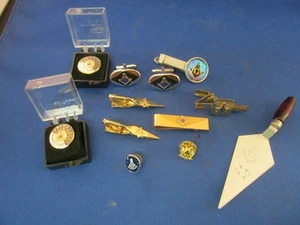 KONVOLUT FREIMAURER KRAWATTENNADEL CLIPS MANSCHETTENKNÖPFE GROSSLOGE 55 & 65 JAHRE PINS MINI KELLE - Bild 1 von 13