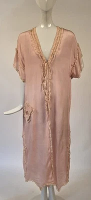 BATA PEIGNOIR CREPÉ SEDA ROSA AÑOS 20 YOLANDE FLAPPER CON ADORNOS DE ENCAJE CON VOLANTES Foto 1 de 4