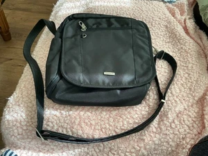  Travelon Umhängetasche Handtasche neu ohne Etikett schwarz Messenger-Stil - Bild 1 von 7