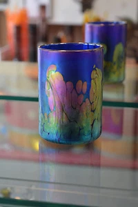Vaso de vidrio artístico azul iridiscente con diseño de onda de oro de 24 quilates.  - Imagen 1 de 2