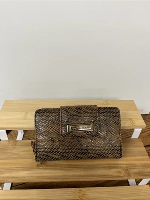 Бумажник Tahari с имитацией коричневой змеиной кожи с розовым интерьером - Изображение 1 из 3