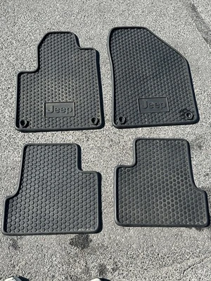 2014-2023 JEEP CHEROKEE FRONT REAR ALL WEATHER RUBBER FLOOR MATS OEM Full Set - Imagem 1 de 4