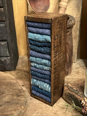 Antigua caja de queso Fairmonts de madera con restos de edredón azul Calicos y Lindsey Woolsey Foto 1 de 4