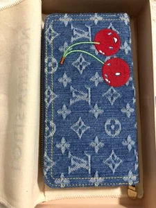 Cartera Louis Vuitton x Takashi Murakami M23161 Zippy Denim Cherry 2025 Limited - Imagen 1 de 6
