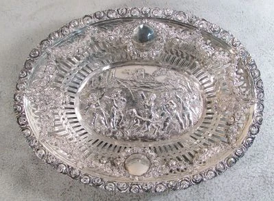 BONITO PLATO ALEMÁN DEL SIGLO XIX .800 PLATA FINA RETICULADO QUERUBÍN Y PAISAJE DE PERRO Foto 1 de 4