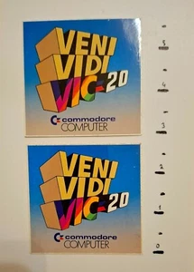 Lot de 2 décalcomanie vinyle logo Commodore Computer VIC 20 années 80 - Photo 1/3