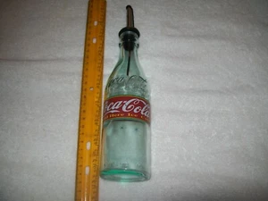VERDE, BOTELLA DE COCA-COLA 6 1/2, CON TAPÓN DE VERTIDO, ETIQUETA GRABADA Y PINTADA - Imagen 1 de 2