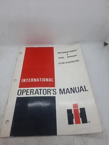 Original International Harvester ~ 2 Rasenkehrmaschinen ~ Bediener manuell aufstellen - Bild 1 von 6