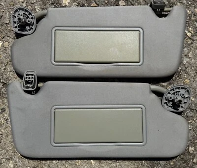 CHEVROLET IMPALA 2006-16 PARASOLES CONDUCTOR Y PASAJERO GRIS DIESTRO PARASOLES OEM Foto 1 de 3