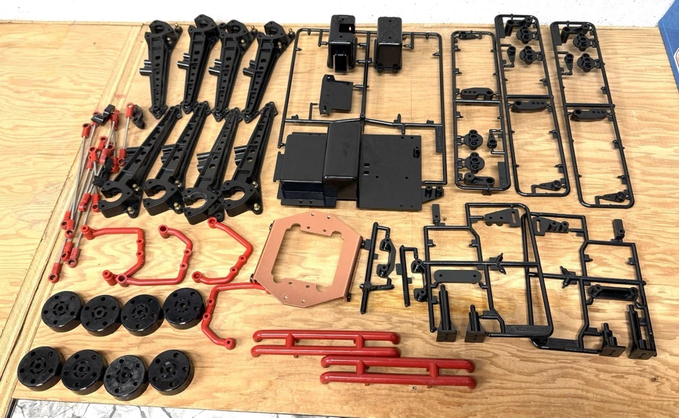 Lote de piezas masivas Tamiya Clodbuster parachoques rojos barras de escalera soportes de cuerpo etc... Foto 1 de 3
