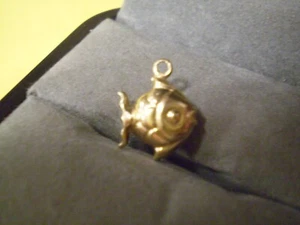 14K Yellow Gold Ladies Fish Pendant Charm 0.5 Grams - Picture 1 of 2