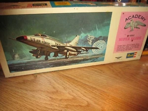 Kit Super Sabre F-100C Revell 1962 vintage escala 1:70 # H-127 ~ nuevo con piezas selladas - Imagen 1 de 5