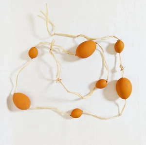 Osterdekoration – Eierkette aus Bast mit orangen Keramikeiern (170 cm) 🐣🌿 - Bild 1 von 4