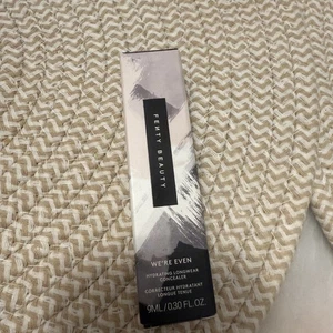 Fenty Beauty We're Even Hydrating Longwear Waterproof Concealer in Light 100C - Bild 1 von 3