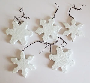 DE COLECCIÓN 5 ADORNOS BLANCOS EN FORMA DE ESTRELLA CON PURPURINA Y PERCHAS MARRONES - Imagen 1 de 3