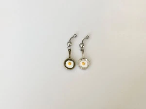 Spiegelei Pfanne Charm Bauchnabel Nabel Ring Körperschmuck Piercing Feinschmecker Essen - Bild 1 von 3