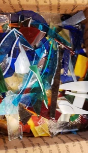 LOTE de 18,1 lb vitrales piezas pequeñas a medianas chatarra mosaicos proyectos de arte artesanías - Imagen 1 de 4