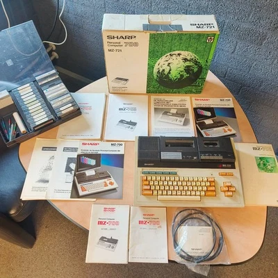 Sharp MZ-700  in very good condition, with lots of software and more - Bild 1 von 4