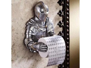 Dispensador de papel higiénico como figura de caballero medieval - Imagen 1 de 1