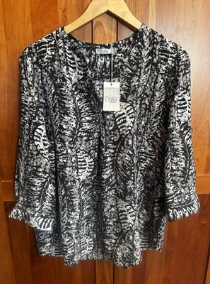 NUEVO CON ETIQUETAS Blusa Dalia Negra Gris Estampado Hoja Pestaña Enrollable Dividida Cuello en V Popover Talla L Foto 1 de 4