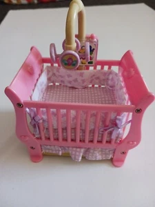 Fisher Price liebevolle Familie Puppenhaus musikalisch beleuchtete Krippe Stubenwagen - Bild 1 von 5