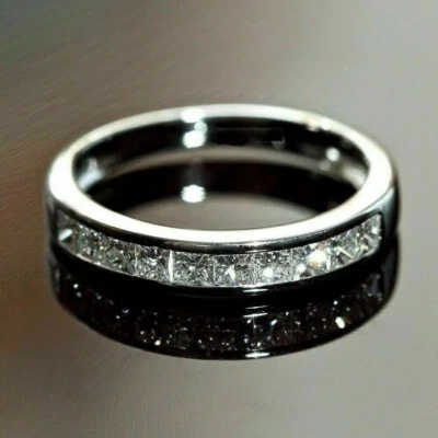 Alianza de boda de media eternidad de diamantes creada en laboratorio de 1/2 quilate de oro blanco de 14 quilates Foto 1 de 3