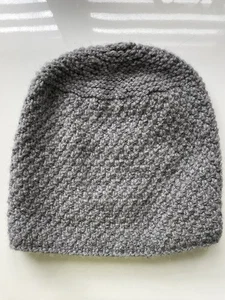 Handgestrickte Mütze aus 100% Schurwolle in Grau - Bild 1 von 3