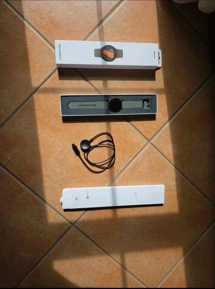 Samsung Galaxy Watch7 Smartwatch Galaxy AI, Analisi del Sonno, Controllo con dop - Immagine 1 di 4