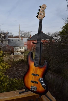 Bajo de jazz Squier Fretless 2012 - modificado de colección Foto 1 de 4