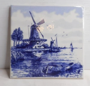 Piastrella vintage Delft blu e bianca Olanda barca a vela olandese e mulino a vento 6" x 6" - Foto 1 di 2