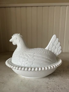 Plato de caramelo cubierto de gallina en nido de vidrio de leche blanco Indiana de colección 7"" - Imagen 1 de 10