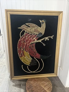 Vintage MCM 60er Jahre Kies Kunst Pfau Vogel auf Ast Samt Hintergrund - Bild 1 von 12