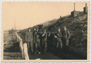 Orig. Foto Soldaten mit Pferd bei Atlantikwall Bunker in WILHELMSHAVEN - Bild 1 von 1