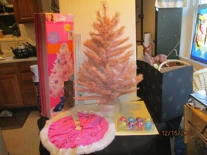 Albero vacanze Barbie rosa e scintillante 33", base, gonna, palline #10744 giocattoli R Us - Foto 1 di 16