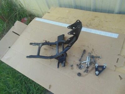 SUZUKI GZ250 1999-2010 SOPORTE MARCO MOTOR DELANTERO INFERIOR SOPORTE MONTAJE CON HERRAJES Foto 1 de 4