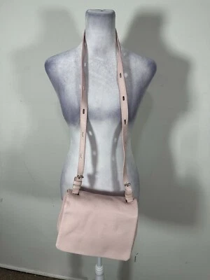 Bandolera Kara Color Rosa Sólido 100% Cuero Tiene una pequeña mancha Foto 1 de 4