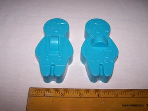 2 cortadores de galletas AVON de plástico con forma de niño/niña vintage - hechos en EE. UU. - Imagen 1 de 4