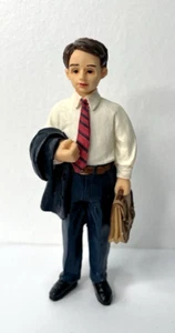 Bambola vintage stile artigianale giovane con valigetta figura in resina 1:12 - Foto 1 di 5