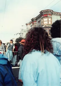 1990er Original Farbfoto 3,5x5 Männer Straßenereignis B72 #7 - Bild 1 von 2