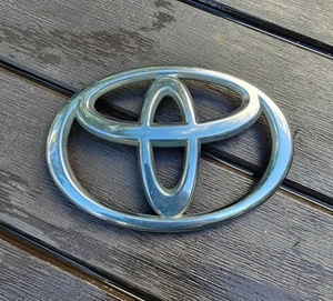 02-06 TOYOTA TUNDRA FRONT GRILLE CHROME EMBLEMs LOGO BADGE SIGNs USED OEM - Picture 1 of 7
