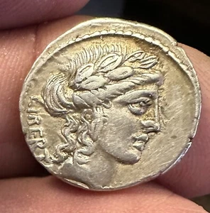 Vibius Pansa 48BC Denario Roma plateado sentado en un montón de armas 3,78 g 20 mm - Imagen 1 de 2