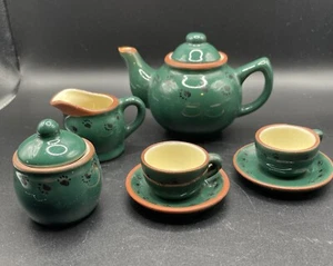 Juego de té miniatura verde oscuro vintage Bearware Pottery Works - Imagen 1 de 6