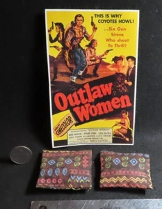 Vintage Film Cowboy Western Poster & 2 Kissen Ist-Zustand Dekor 1:12 Mini CK6632 - Bild 1 von 2