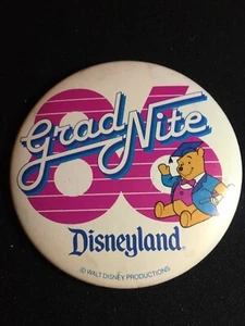 Disneyland 1986 Winnie the Pooh grado nite botón graduación - Imagen 1 de 2