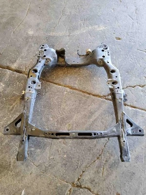 Chevy Equinox GMC 2018-2024 base de motor de terreno delantera AWD travesaño OEM. Foto 1 de 3