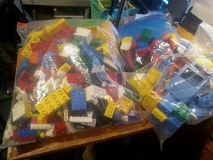 SGOMBERO ENORME LOTTO DI LEGO VINTAGE anni 80 PEZZI RICAMBI - Foto 1 di 24