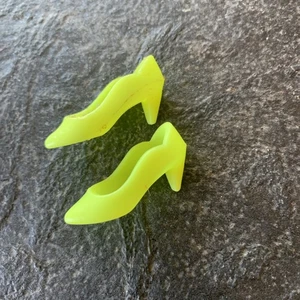 Hasbro JEM & THE HOLOGRAMS or DARCI Doll Neon Yellowish Heels Shoes - Picture 1 of 2