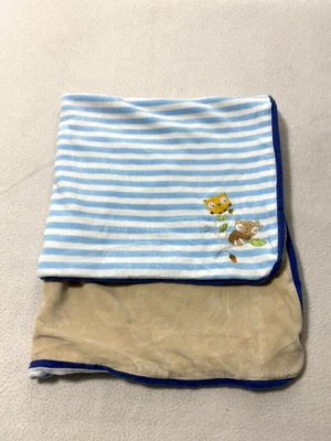 Manta de bebé Absorba azul blanco a rayas terciopelo tostado búho ardilla mapache Foto 1 de 4