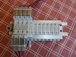 SMC Manifold + 4 Valves SY3240-5L0U + SY3140-5L0U - 24DC Coils + fittings - Picture 1 of 6