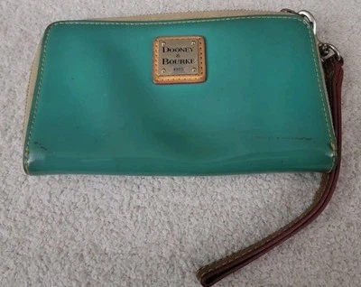 Cartera sin asas continental de charol verde azulado Dooney & Bourke PreLoved de colección Foto 1 de 4